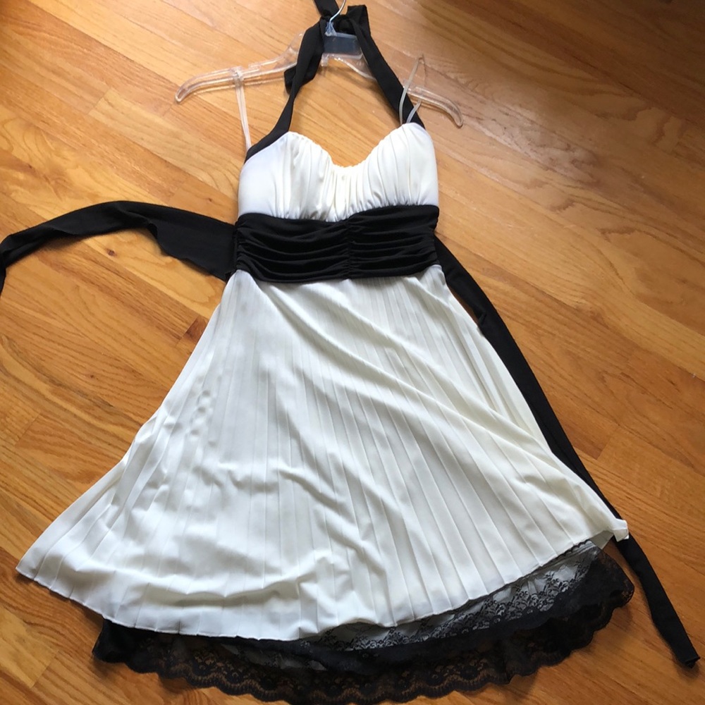 Juniors white and black knee length dress